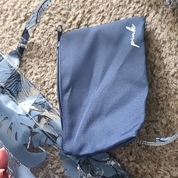 PINK Victoria's Secret Blue Leaf Print Tote With Accesory Pouch - Picture 4 of 6